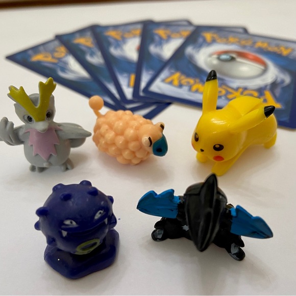(SOLD) Lot 25- 5 Pokemon Cards and 5 Pokémon Figures - Picture 5 of 7